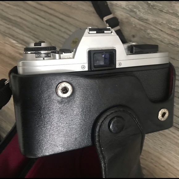 Minolta Vintage X 370 Camera with Leather Case - Picture 2 of 4